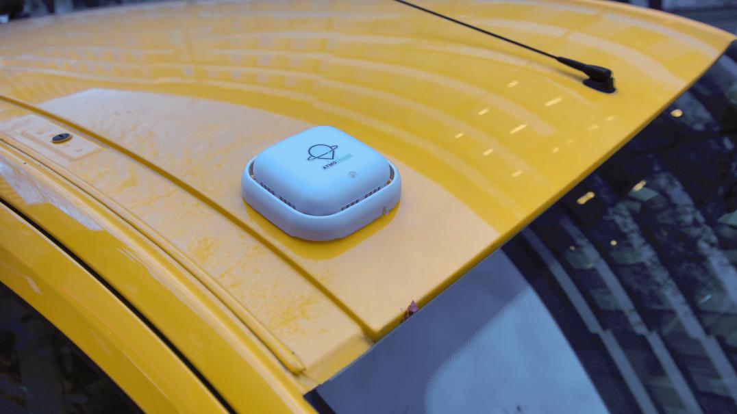 Photo of a micro-sensor on the roof of a La Poste car